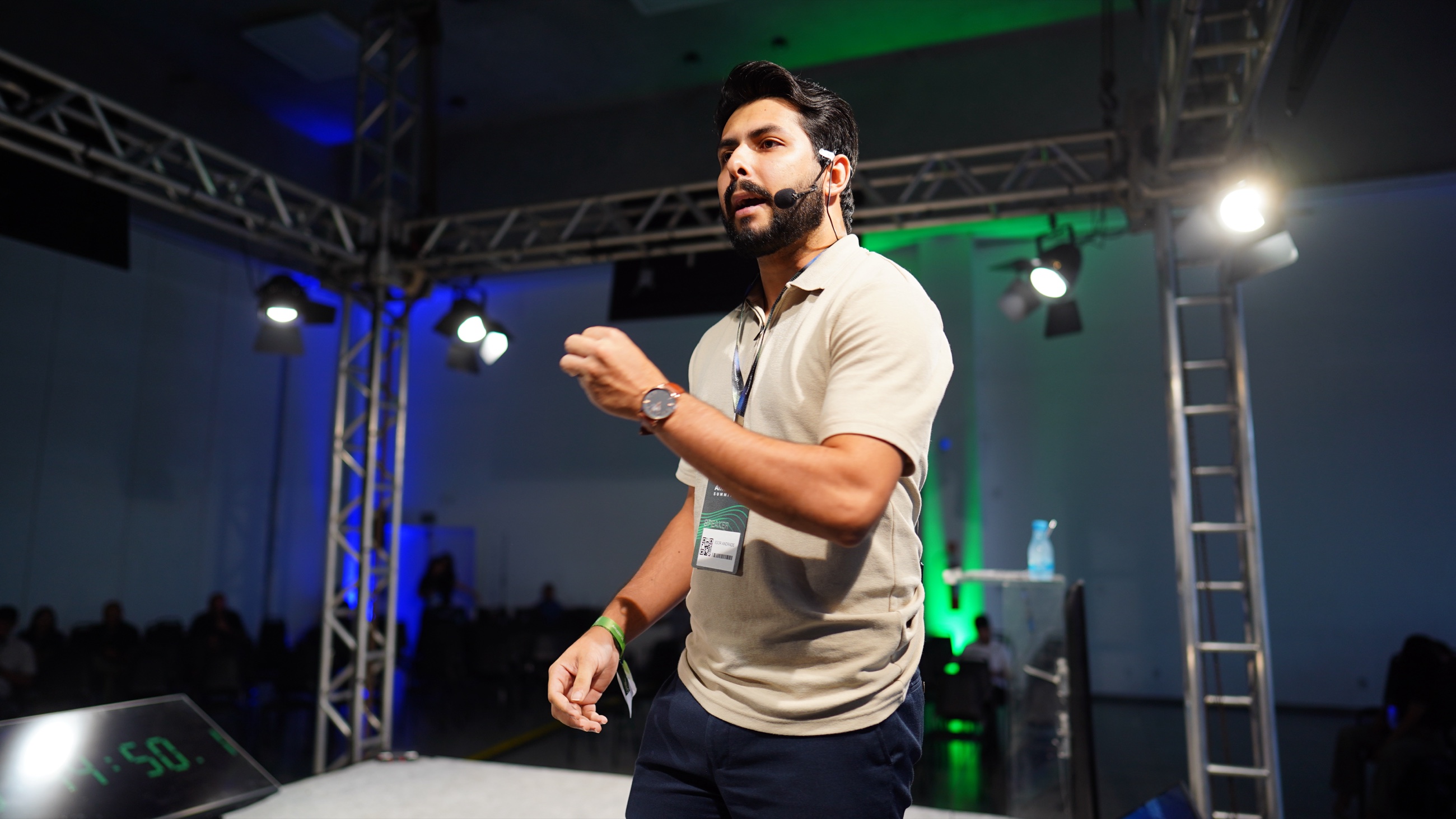 Igor Andrade palestrando em um evento de negócios